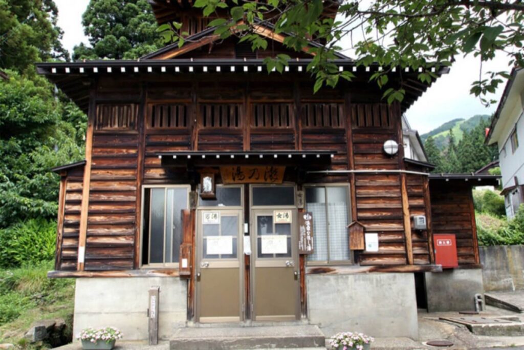 taki-no-yu public nozawa onsen hot springs