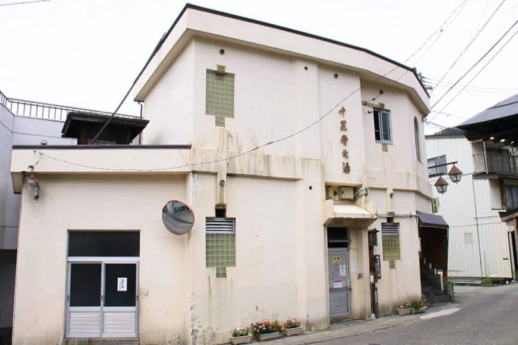 Nozawa public bath house juodo-no-yu-onsen